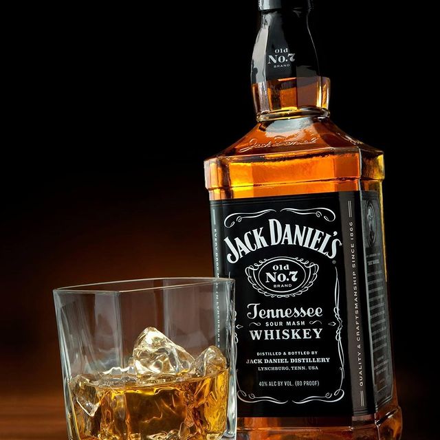 Jack Daniel's 40 % 0,7 l 

Táto whisky sa vyrába v Jack Daniel’s Distillery v Lynchburg, Tennessee použitím čistej jaskynnej vody a unikátnym procesom mäknutia, ktorý dotiahol k dokonalosti Jack Daniel v roku 1866. Tennessee whisky je podobná bourbonu, ale je iná v tom, že sa filtruje cez javorové uhlie vo veľkých drevených kadiach ešte pred starnutím.

Vôňa je ľahká a veľmi sladká. Nájdete tu náznaky suchého korenia a olejových orechov s dotykom dymu. 
Chuť je hladká a jemná s tónmi banánového mliečneho koktailu a zmesi orechov a s dotykom karamelu so svetlým pudingom. 
Záver je sladký s trochou cereálnej sladkosti a opáleným dubom.
.
.
.
#vinotekaandre #whisky #jackdaniels